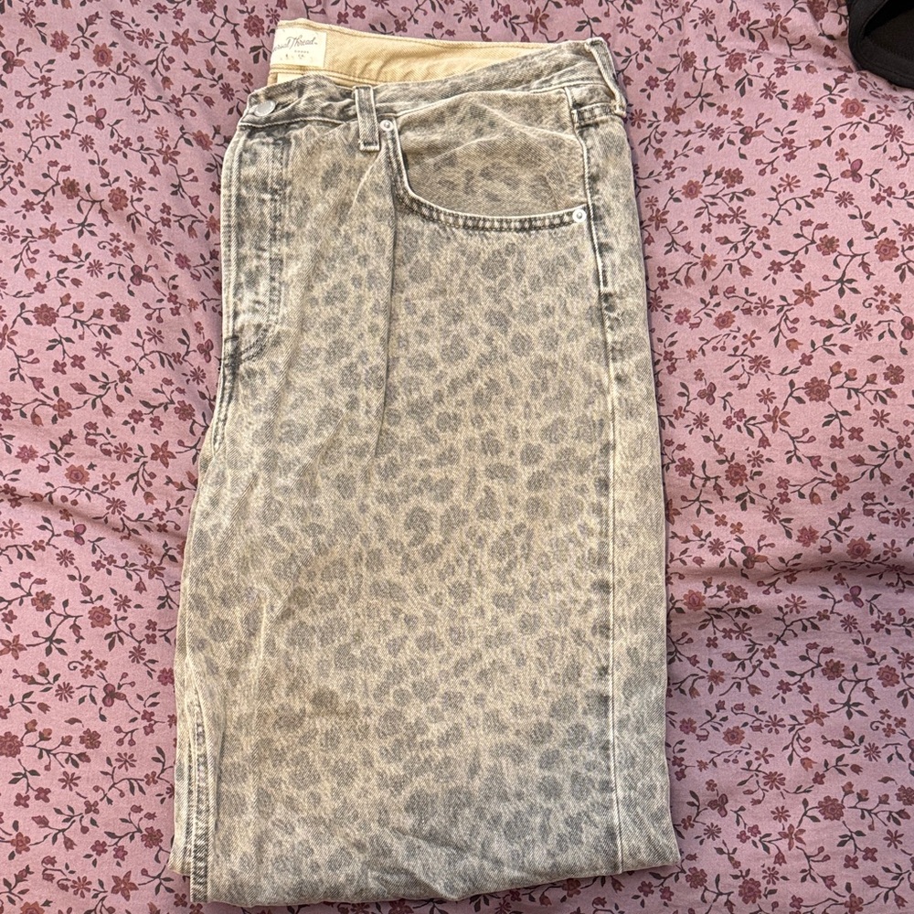Universal Thread Gray Leopard Print Baggy Jeans - Picture 3 of 4